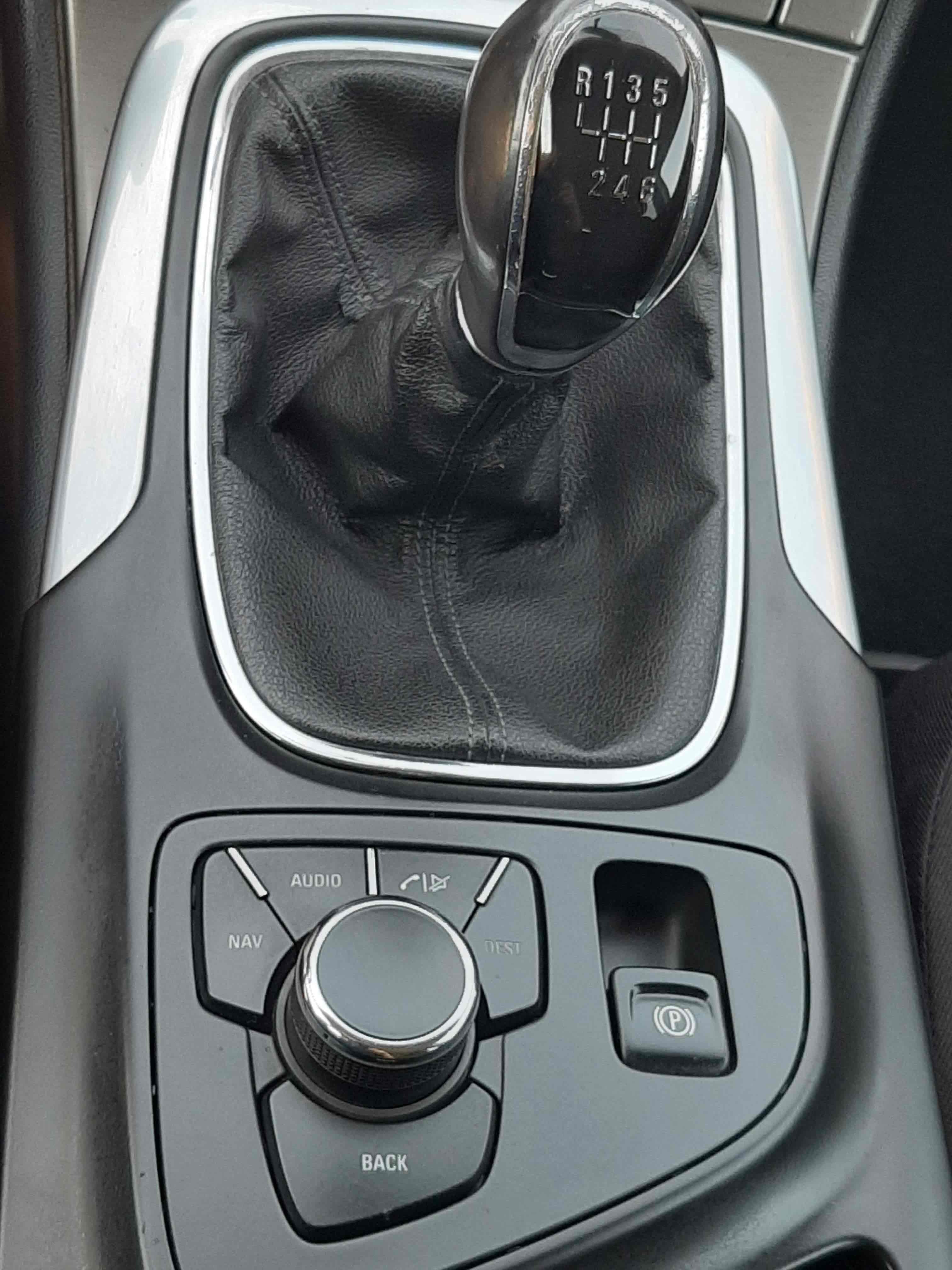Sort Opel Insignia fra 2009