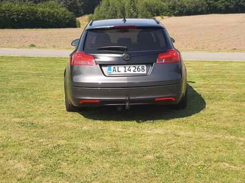 Sort Opel Insignia fra 2009