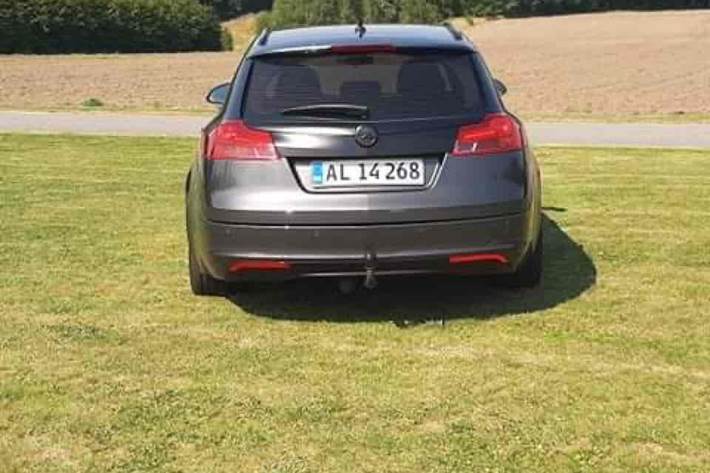 Sort Opel Insignia fra 2009