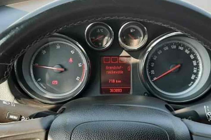 Sort Opel Insignia fra 2009