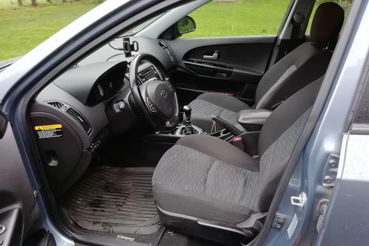 Blå Kia Ceed fra 2007