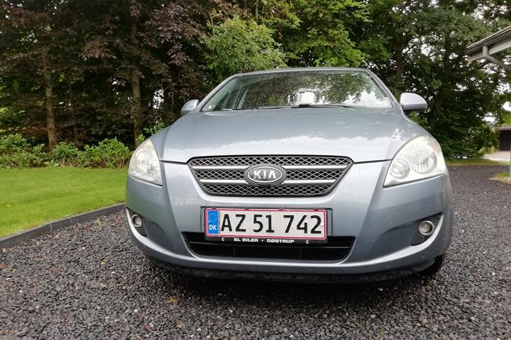 Blå Kia Ceed fra 2007
