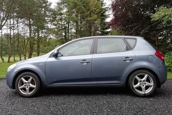 Blå Kia Ceed fra 2007