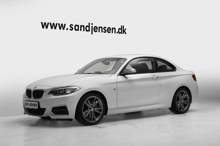 Hvid BMW M240i fra 2017