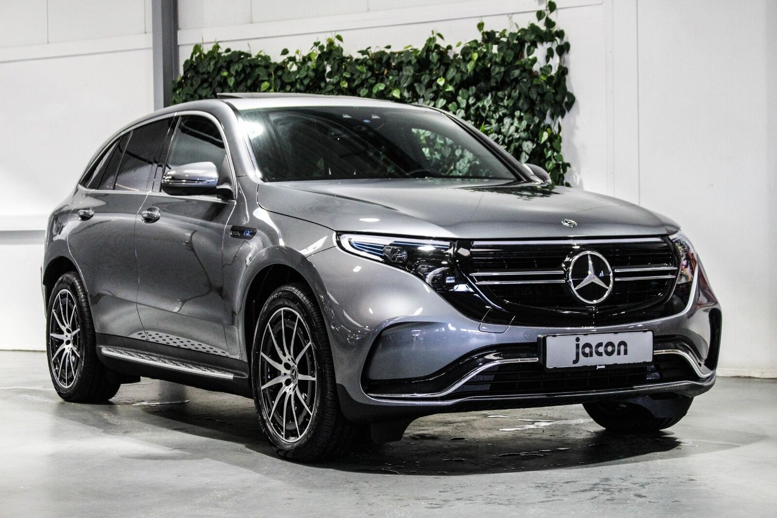 Grå Mercedes EQC400 fra 2019