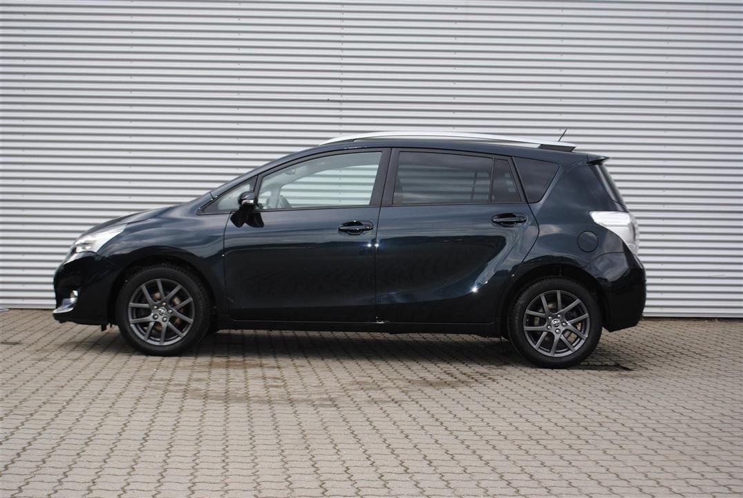 Blå Toyota Verso fra 2015