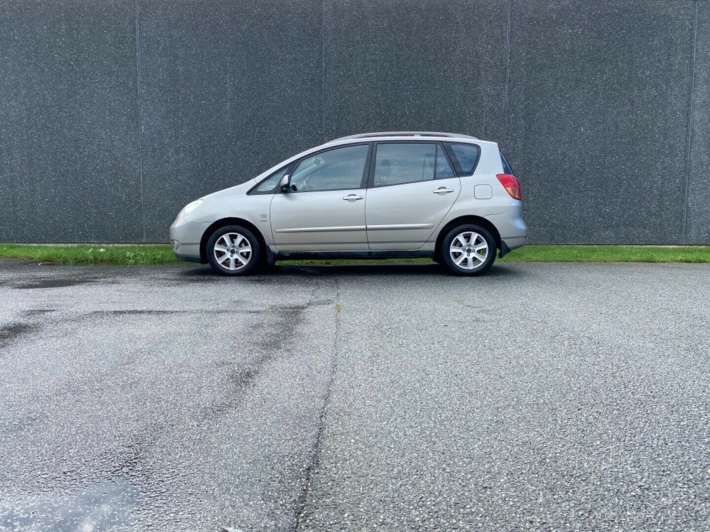 Grå Toyota Corolla Verso fra 2003