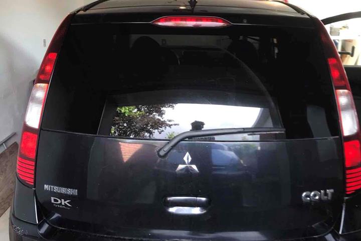Sort Mitsubishi Colt fra 2008