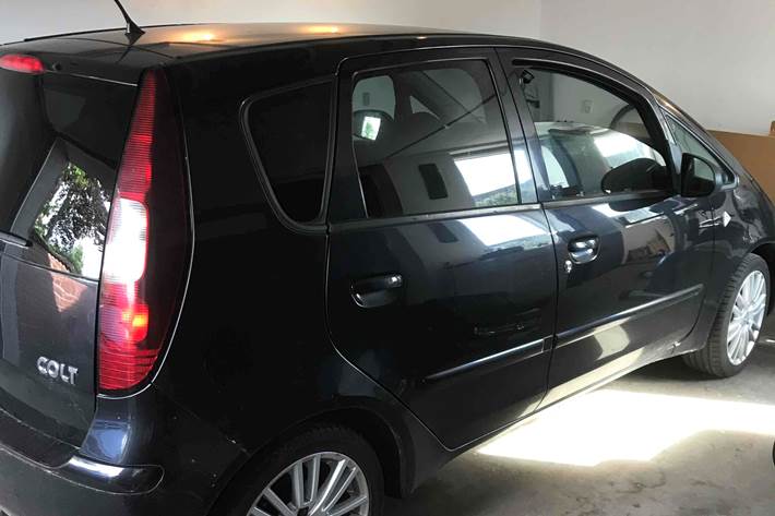 Sort Mitsubishi Colt fra 2008