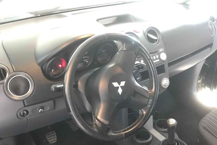 Sort Mitsubishi Colt fra 2008