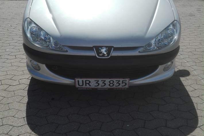 Sølv Peugeot 206 fra 2001