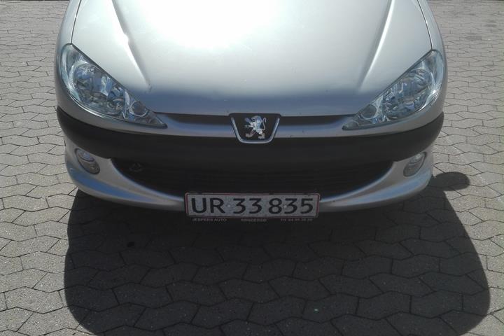 Sølv Peugeot 206 fra 2001