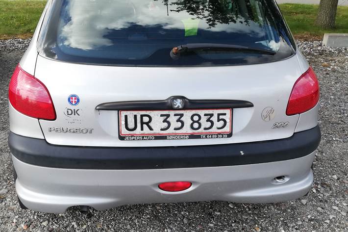 Sølv Peugeot 206 fra 2001