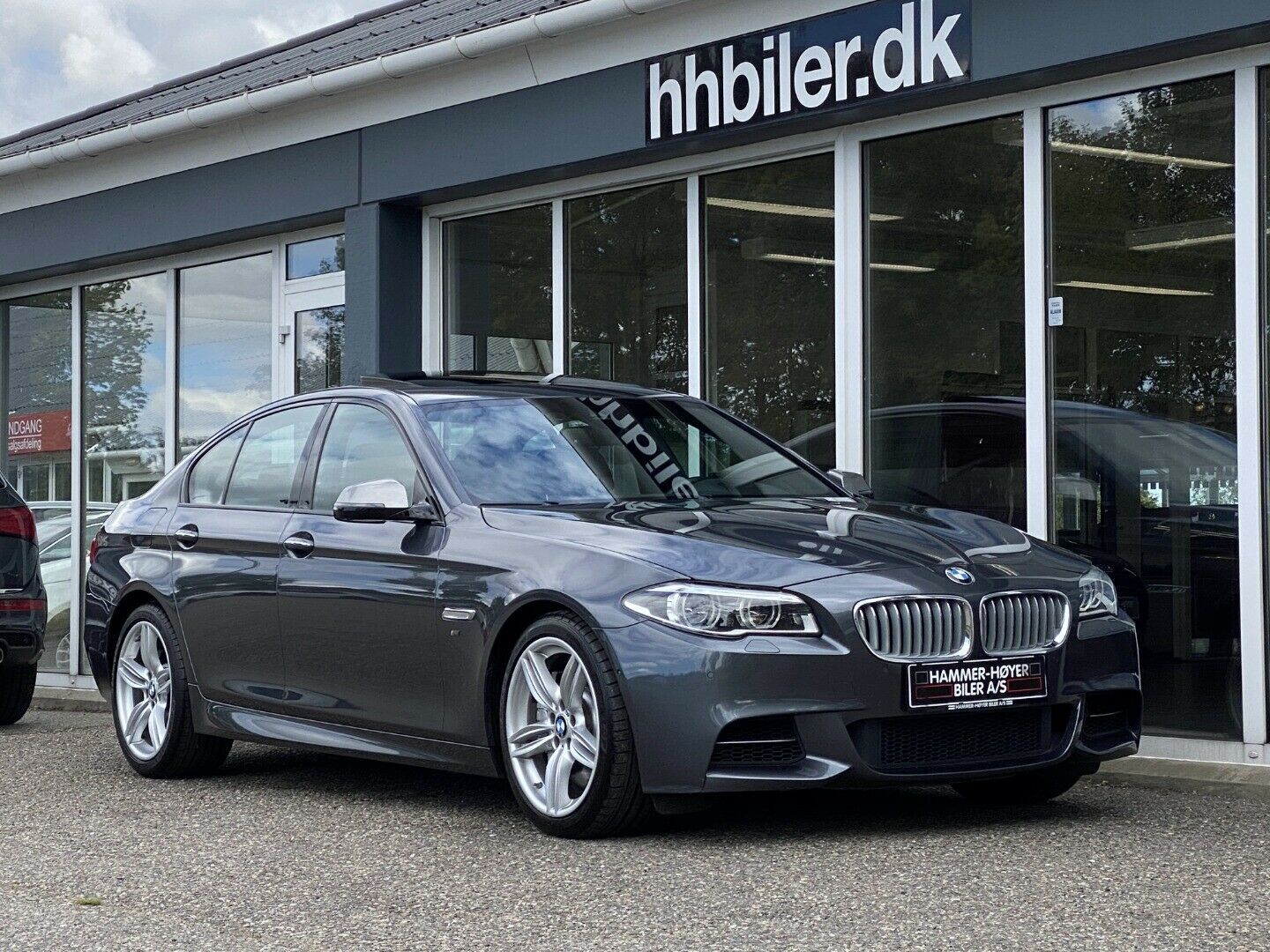 Grå BMW M550d fra 2016