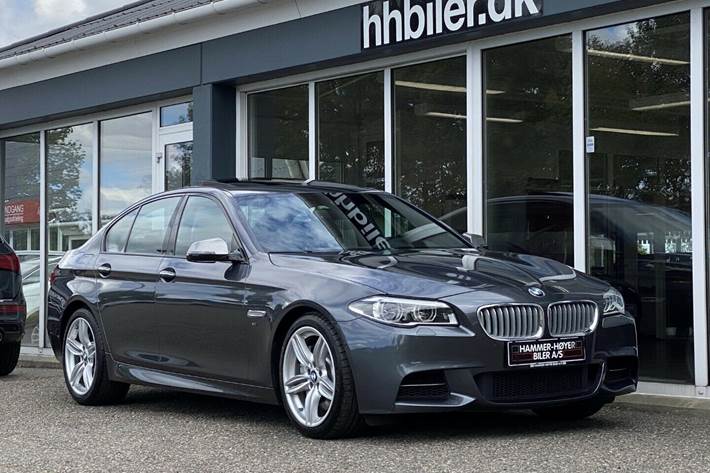 Grå BMW M550d fra 2016