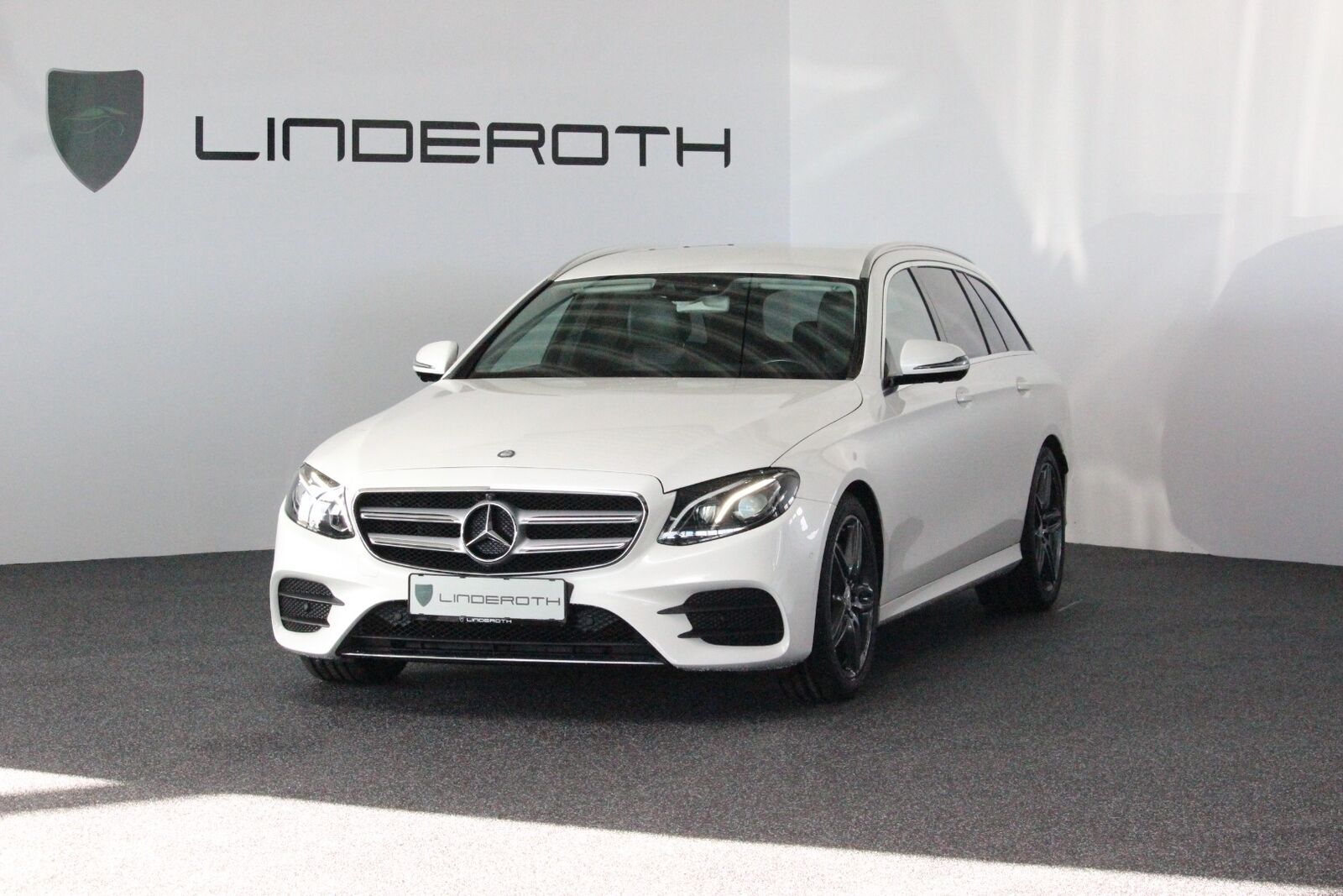 Grå Mercedes E220 d fra 2017