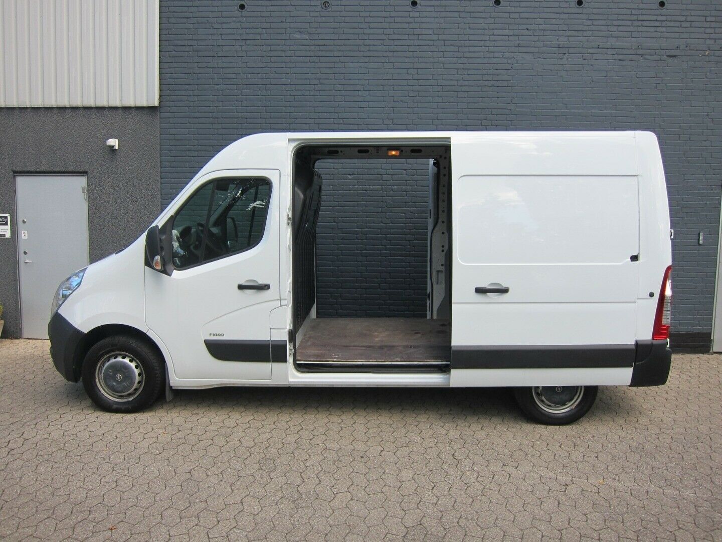 Hvid Opel Movano fra 2017