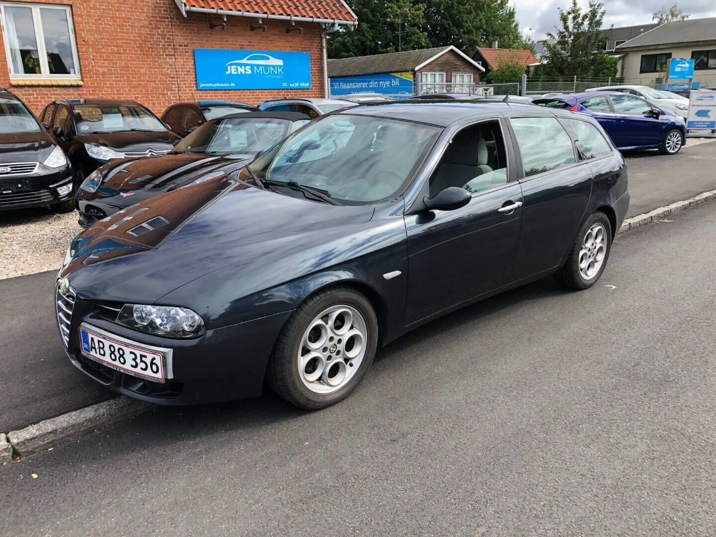 Blå Alfa Romeo 156 fra 2004