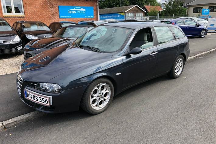 Blå Alfa Romeo 156 fra 2004