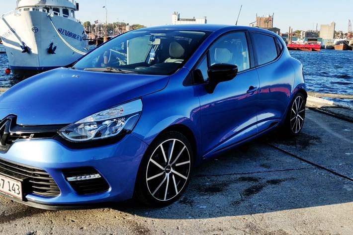 Blå Renault Clio IV fra 2015