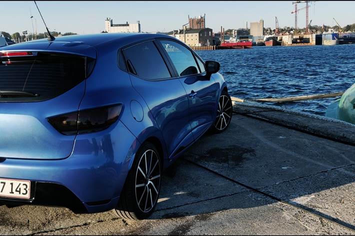 Blå Renault Clio IV fra 2015