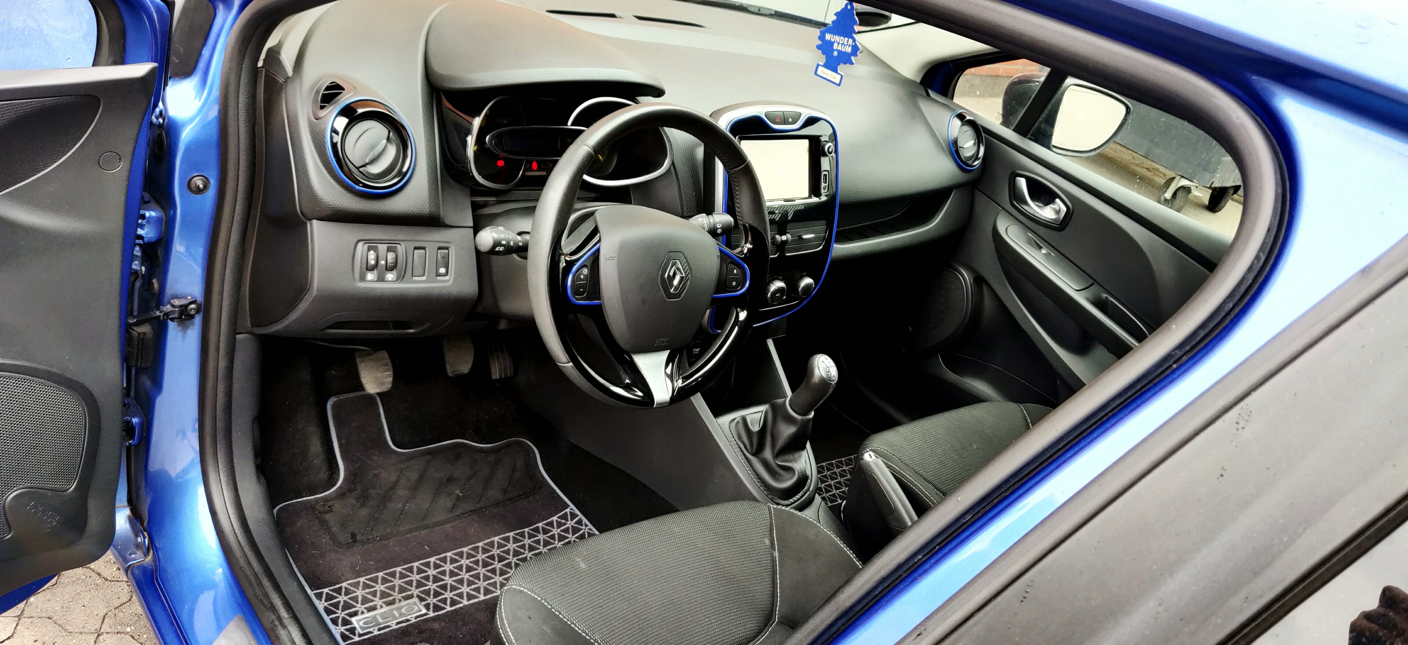 Blå Renault Clio IV fra 2015