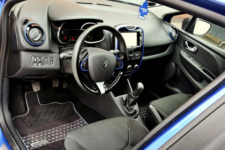 Blå Renault Clio IV fra 2015
