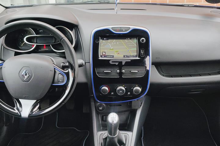 Blå Renault Clio IV fra 2015