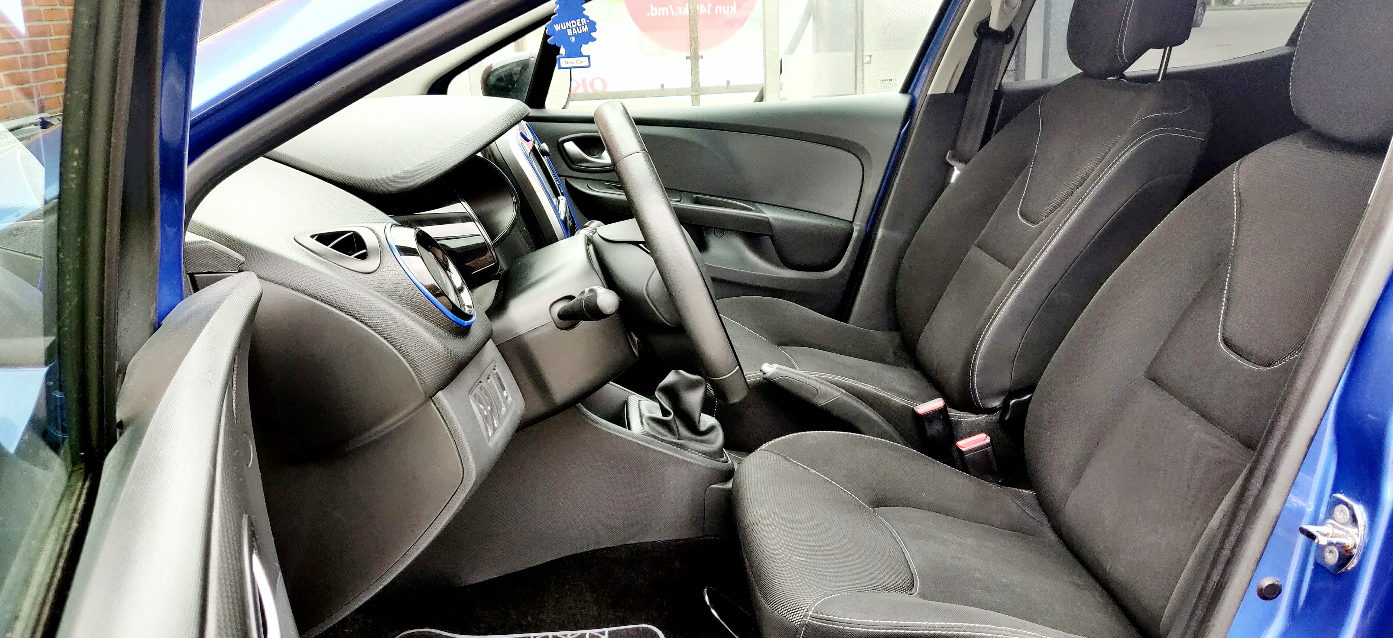 Blå Renault Clio IV fra 2015