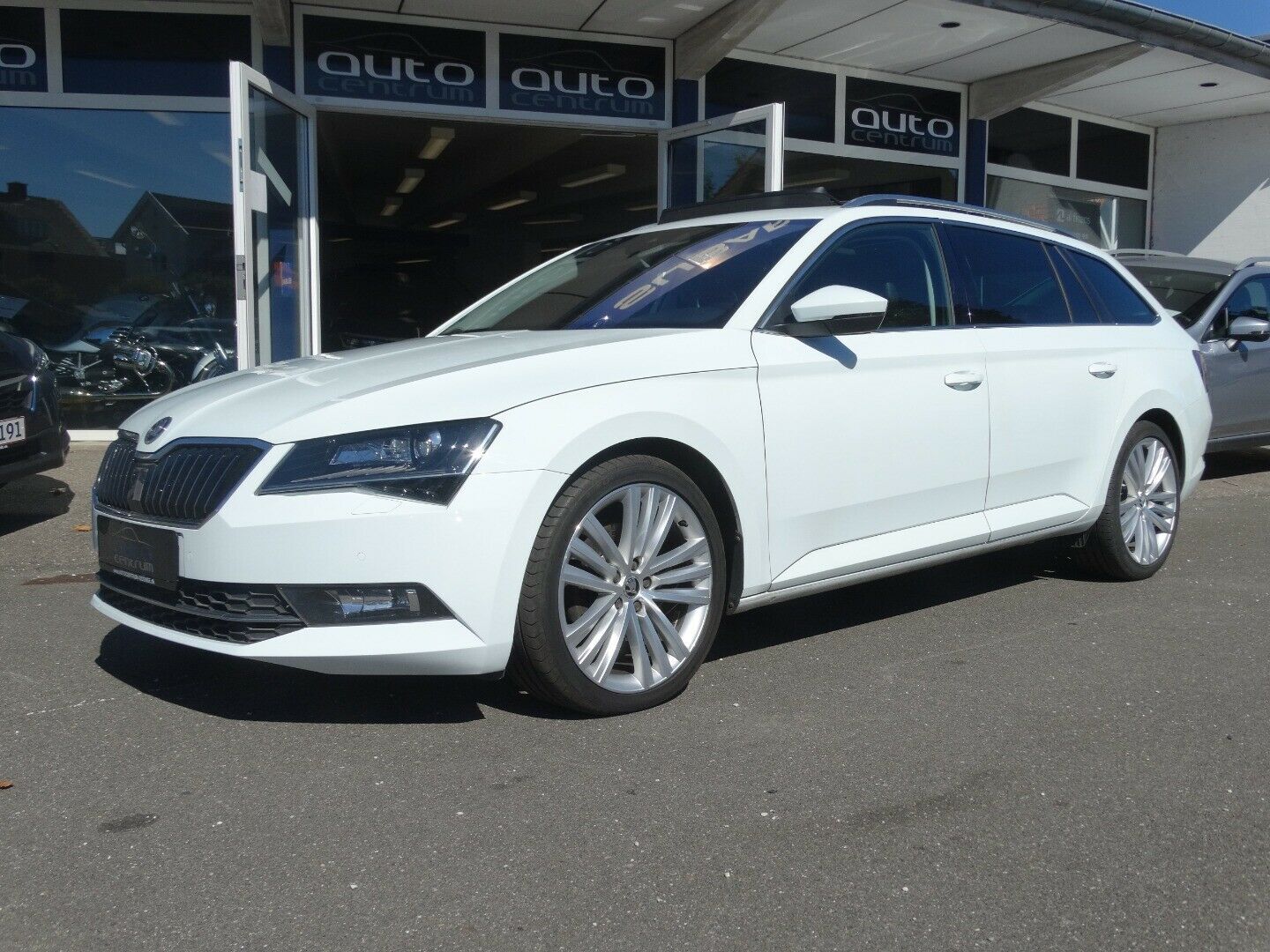Hvid Skoda Superb fra 2017