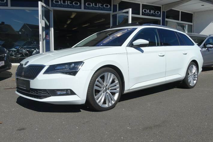 Hvid Skoda Superb fra 2017
