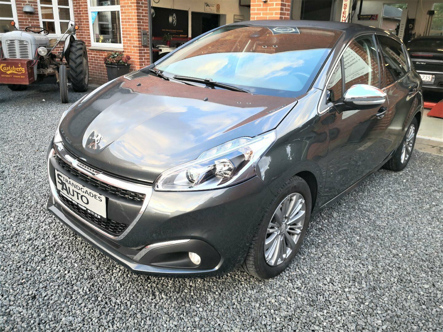 Grå Peugeot 208 fra 2017