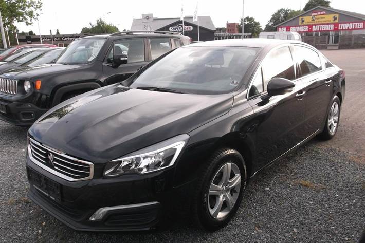 Grå Peugeot 508 fra 2016