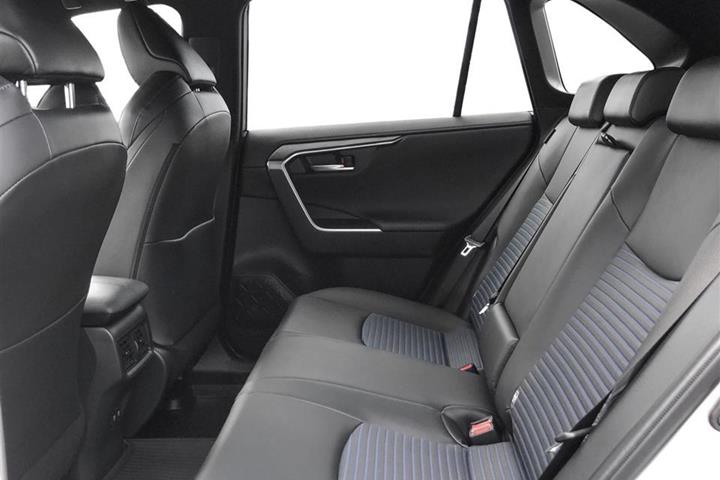Grå Toyota RAV4 fra 2020