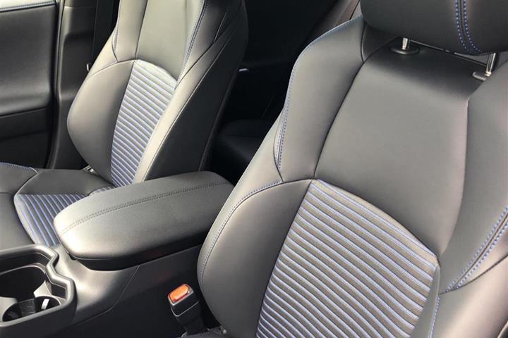 Grå Toyota RAV4 fra 2020
