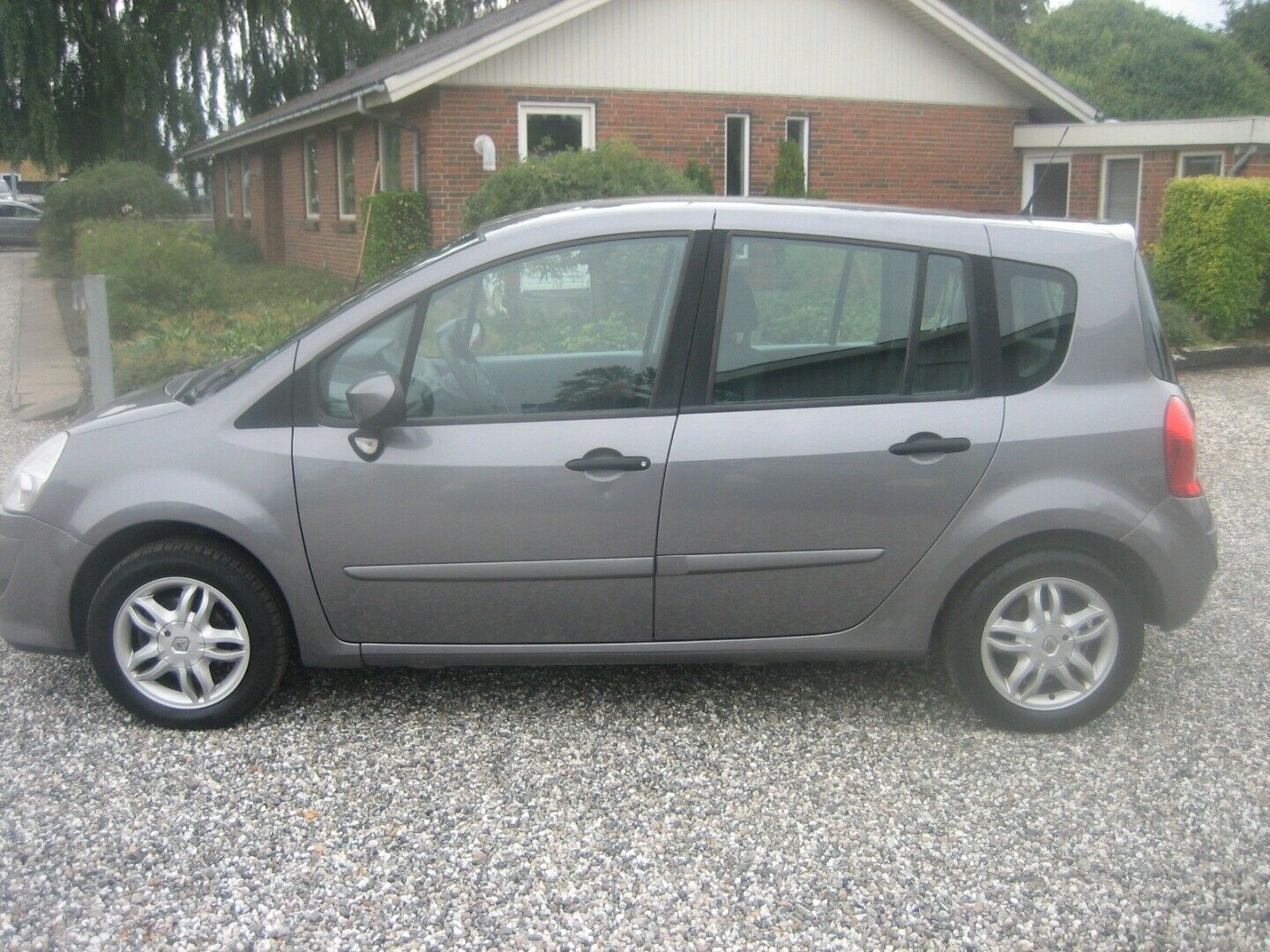 Grå Renault Grand Modus fra 2010