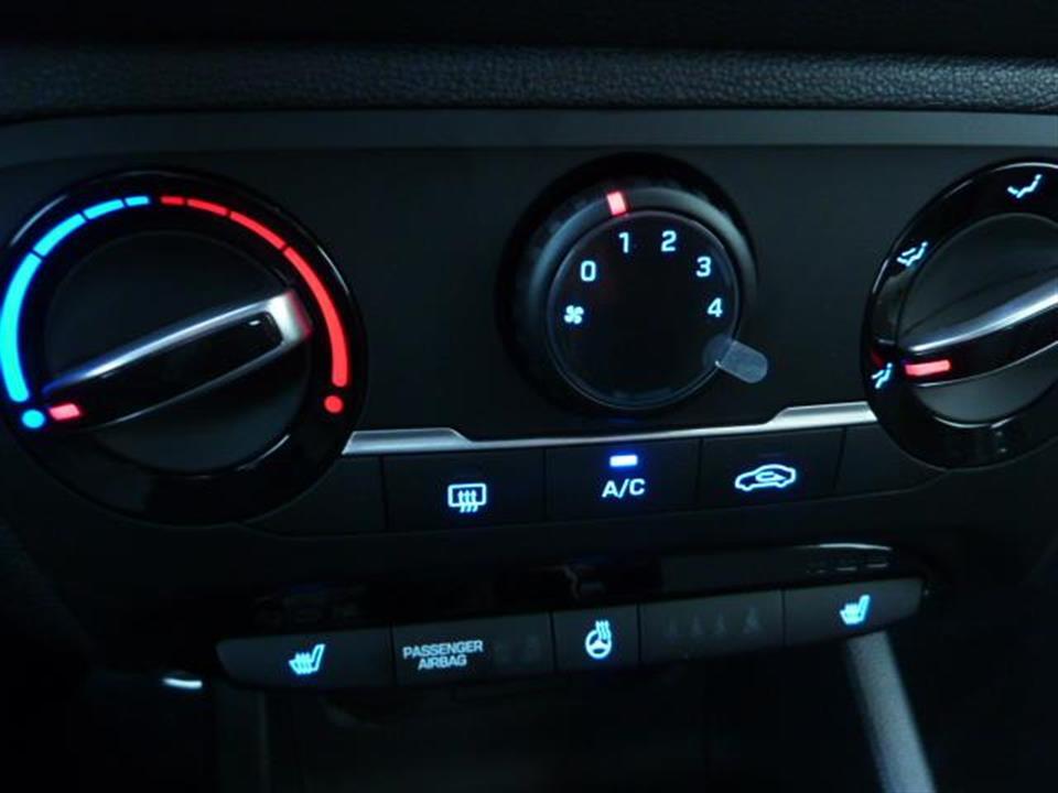 Hvid Hyundai i20 fra 2020