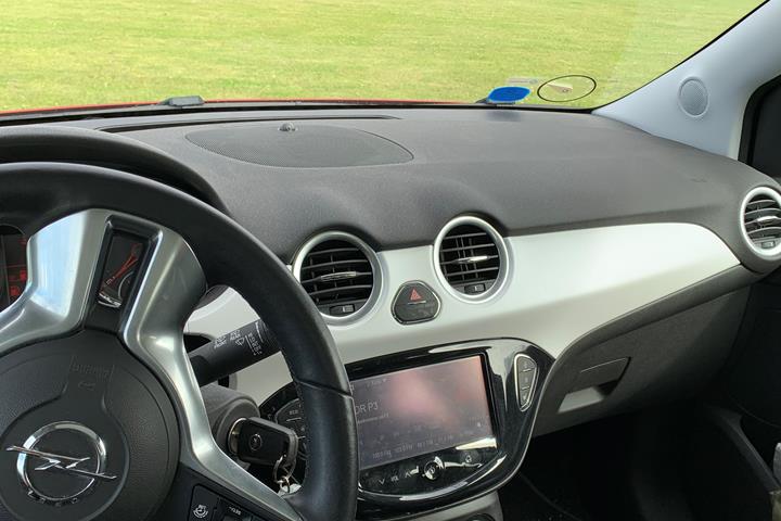 Rød Opel Adam fra 2015