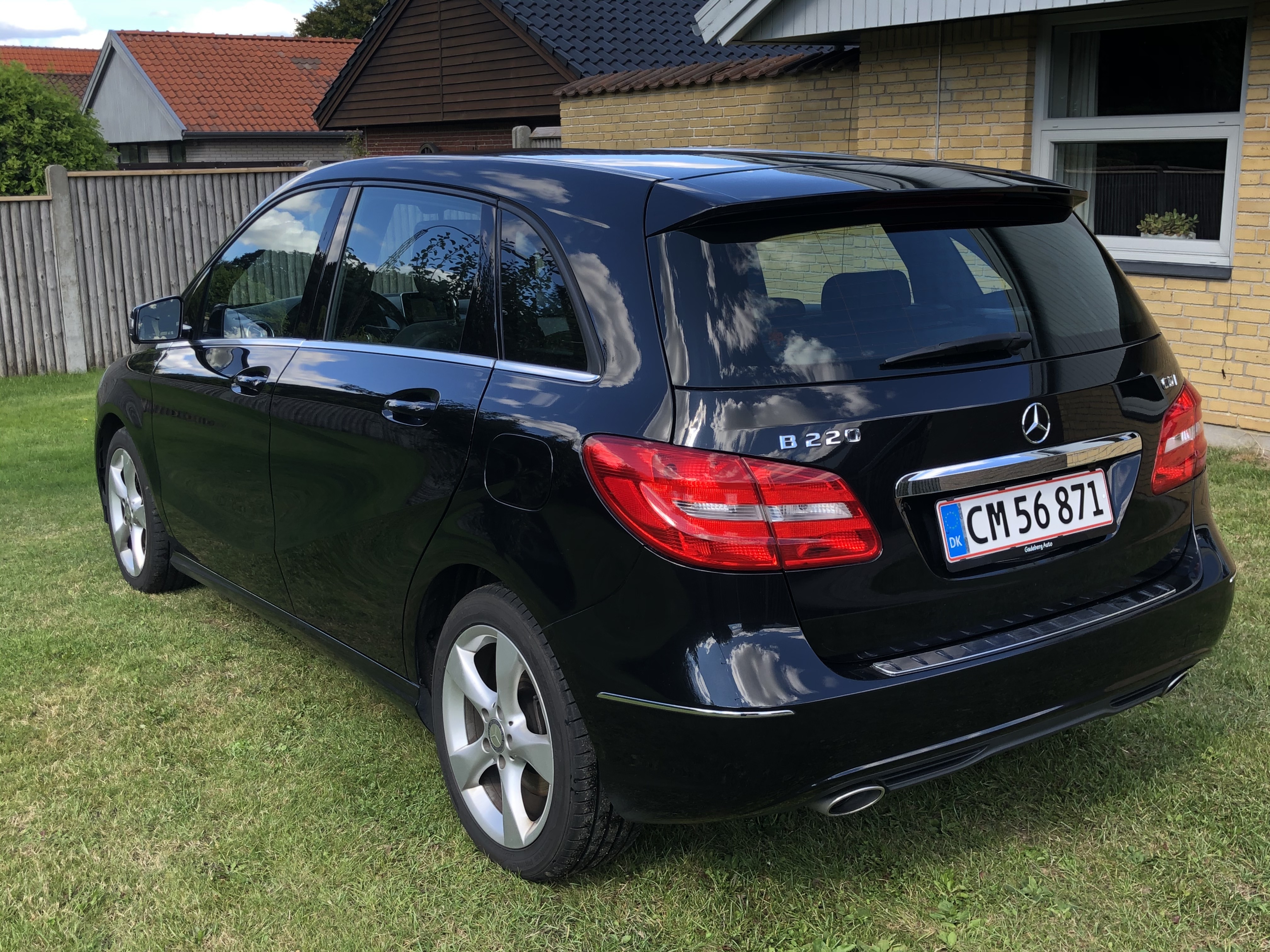 Sort Mercedes B220 fra 2014