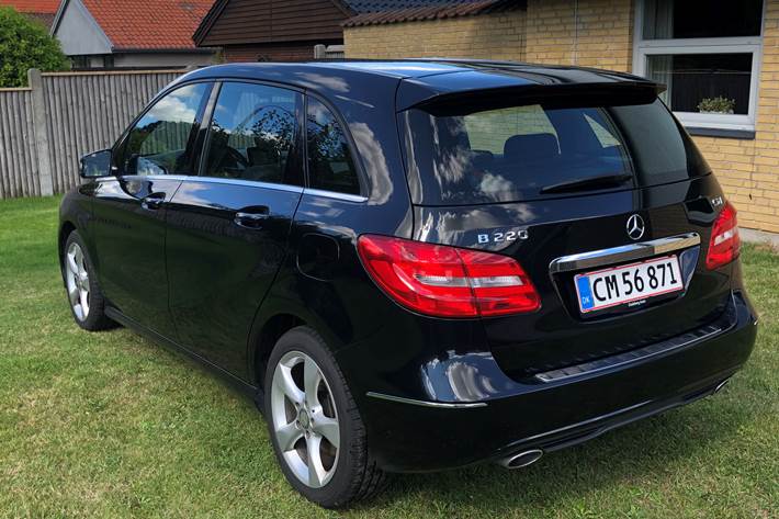 Sort Mercedes B220 fra 2014