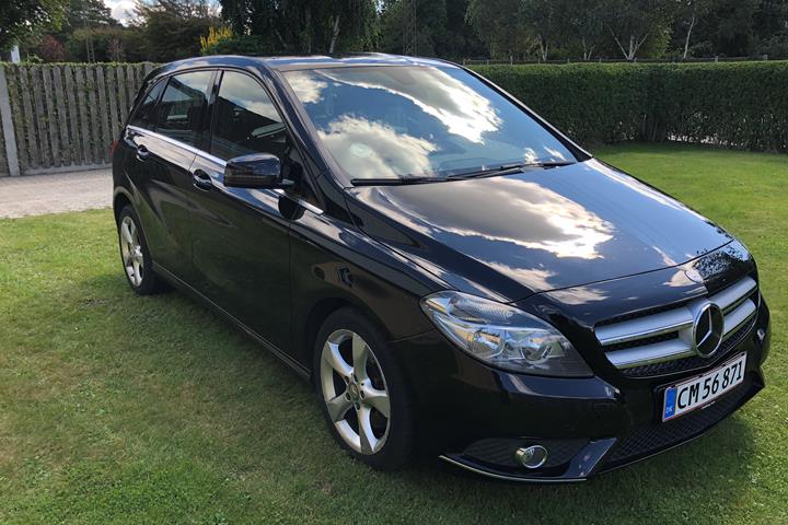 Sort Mercedes B220 fra 2014