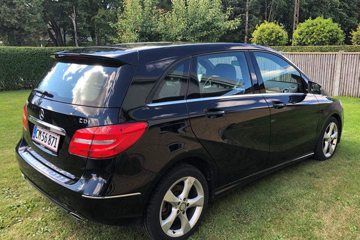 Sort Mercedes B220 fra 2014