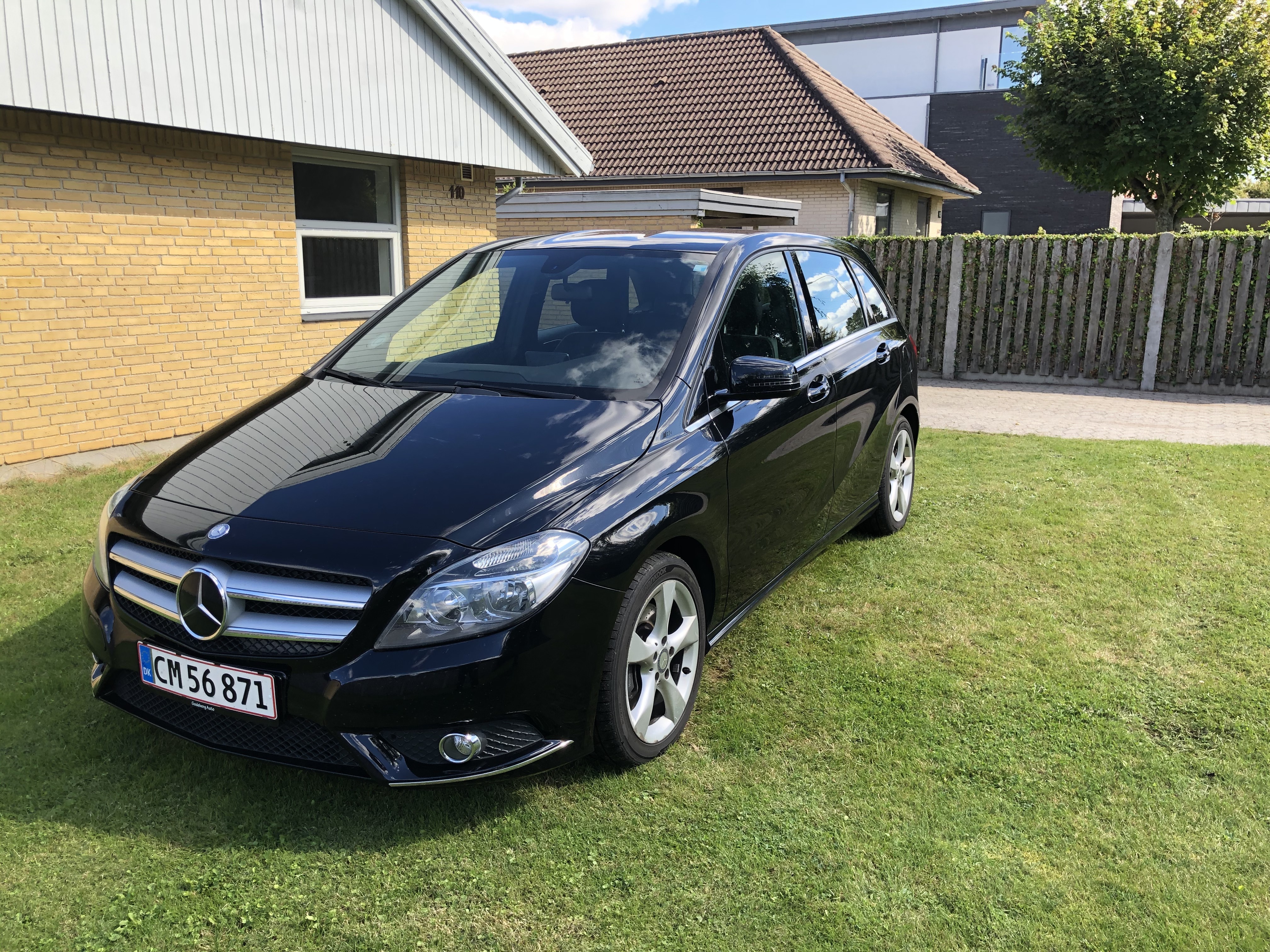 Sort Mercedes B220 fra 2014