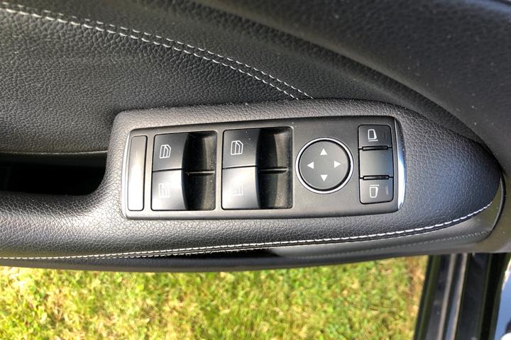 Sort Mercedes B220 fra 2014