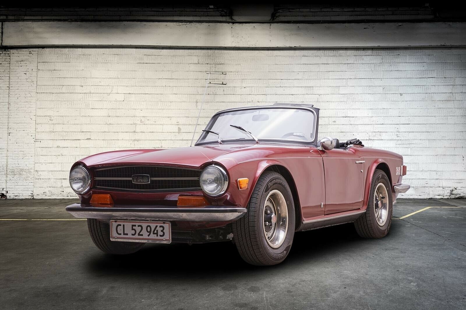 Grå Triumph TR6 fra 1973