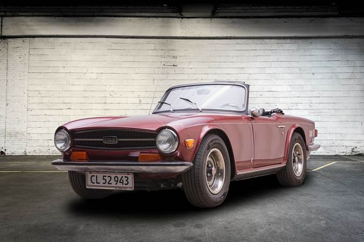 Grå Triumph TR6 fra 1973