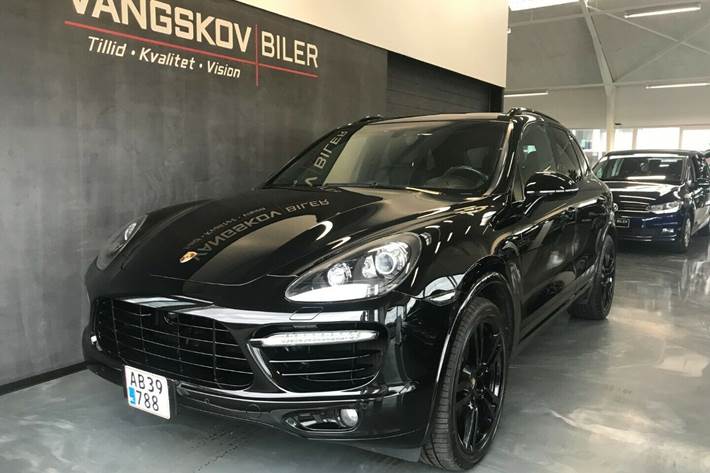 Grå Porsche Cayenne Turbo fra 2013