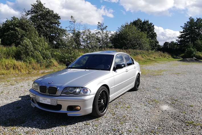 Sølv BMW 328i fra 2023