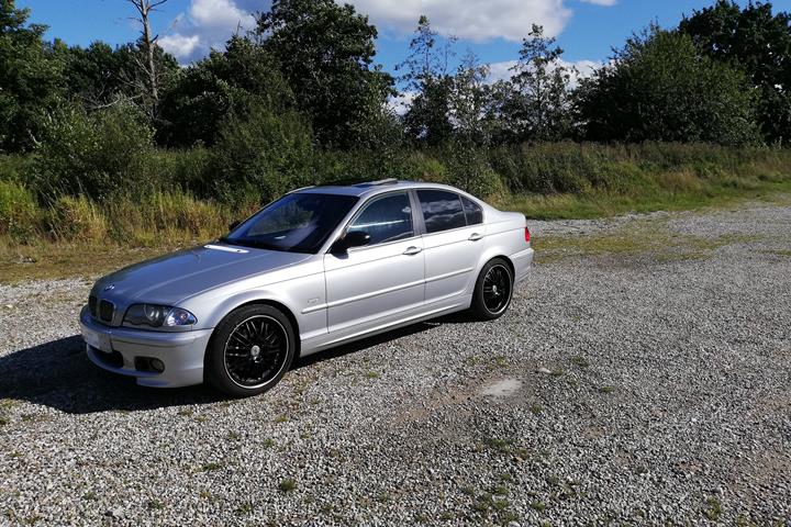 Sølv BMW 328i fra 2023