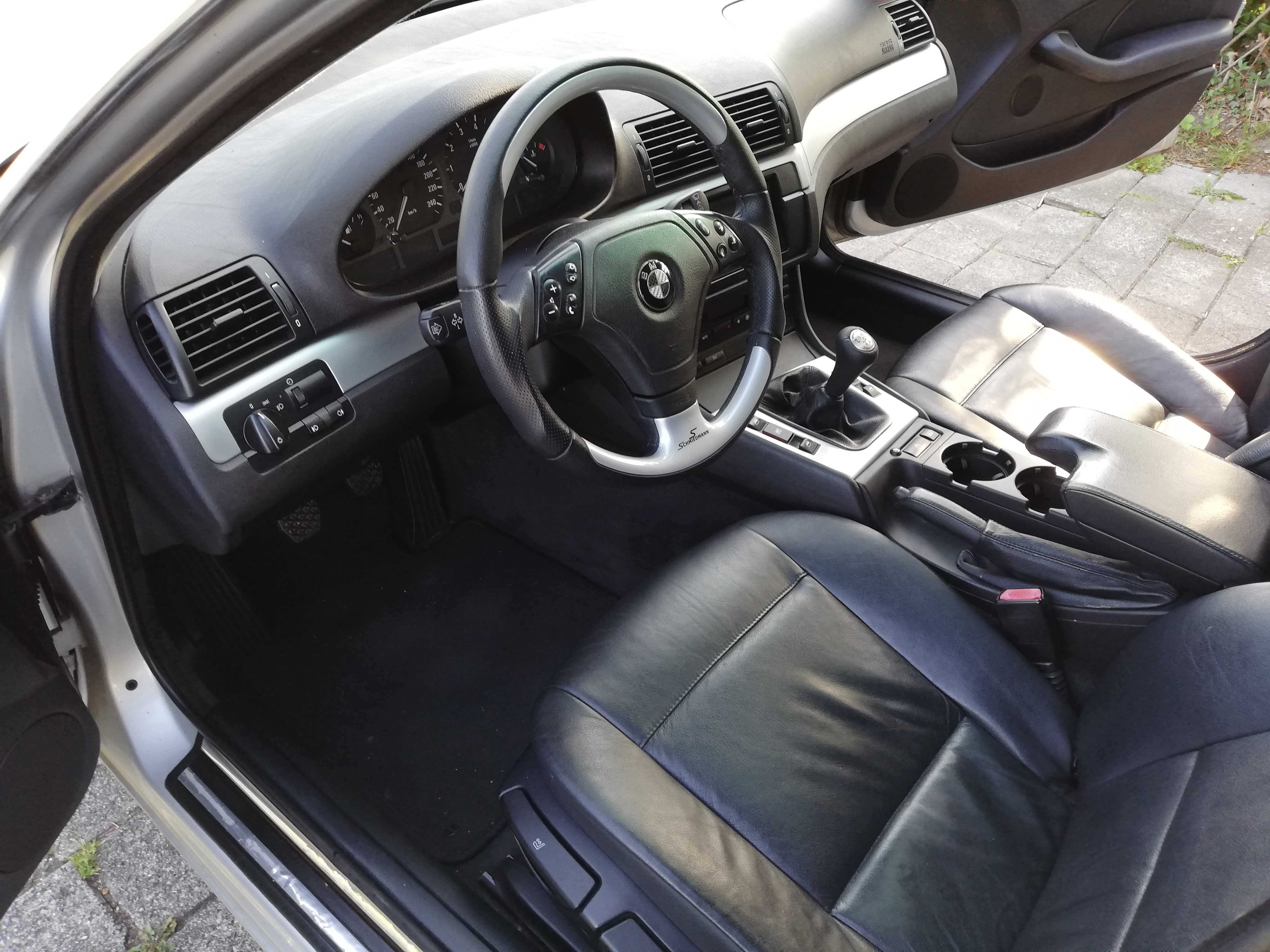 Sølv BMW 328i fra 2023